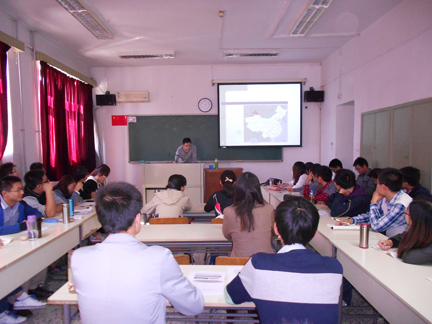 第五小组正在作幻灯片演示.jpg